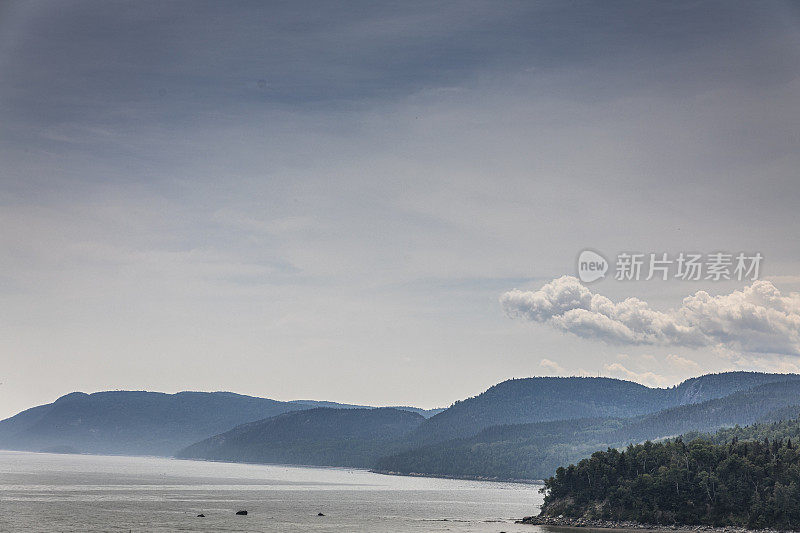 在美丽的Charlevoix地区，从Baie Saint-Paul和La Malbaie之间的138路看风景。